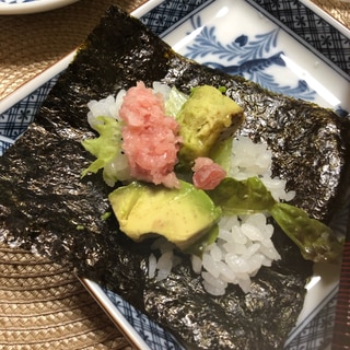 アボカドとマグロの手巻き寿司